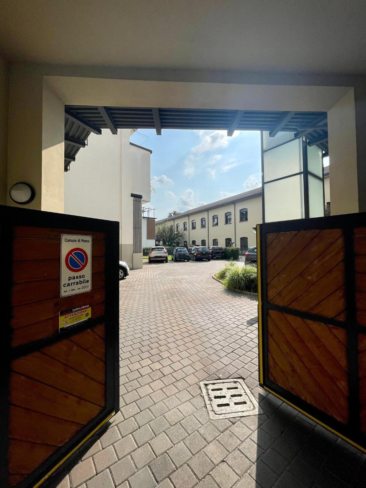 Luxury Four-Room Apartment In Monza Centro - 2 Min Walk To Train Station Exterior foto